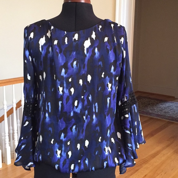 🌸 Beautiful Top 🌸 - Picture 2 of 5